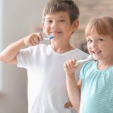 Le brossage de dents occupe une place centrale, mais jusqu’à quel âge devriez-vous aider vos enfants à se brosser les dents | Dentisterie Sourire a Marieville